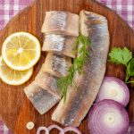 Πώς να ξεφλουδίσετε τη ρέγγα από τα κόκαλα με μία